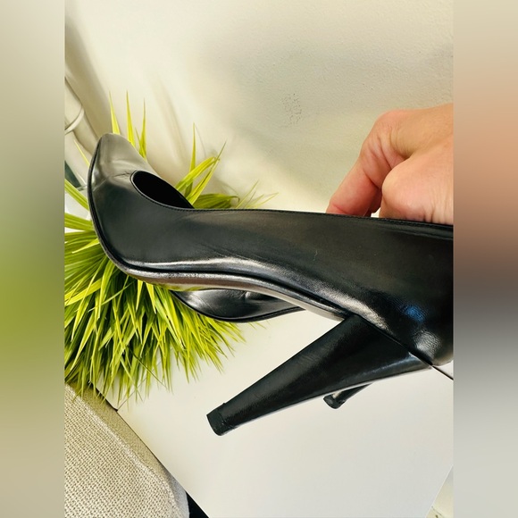 Stuart Weitzeman | Classic Leather Pumps - Picture 10 of 16